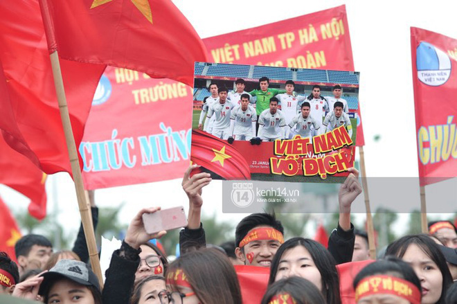 Người hâm mộ Việt Nam nhuộm đỏ sân bay Nội Bài Người hâm mộ Việt Nam nhuộm đỏ sân bay Nội Bài